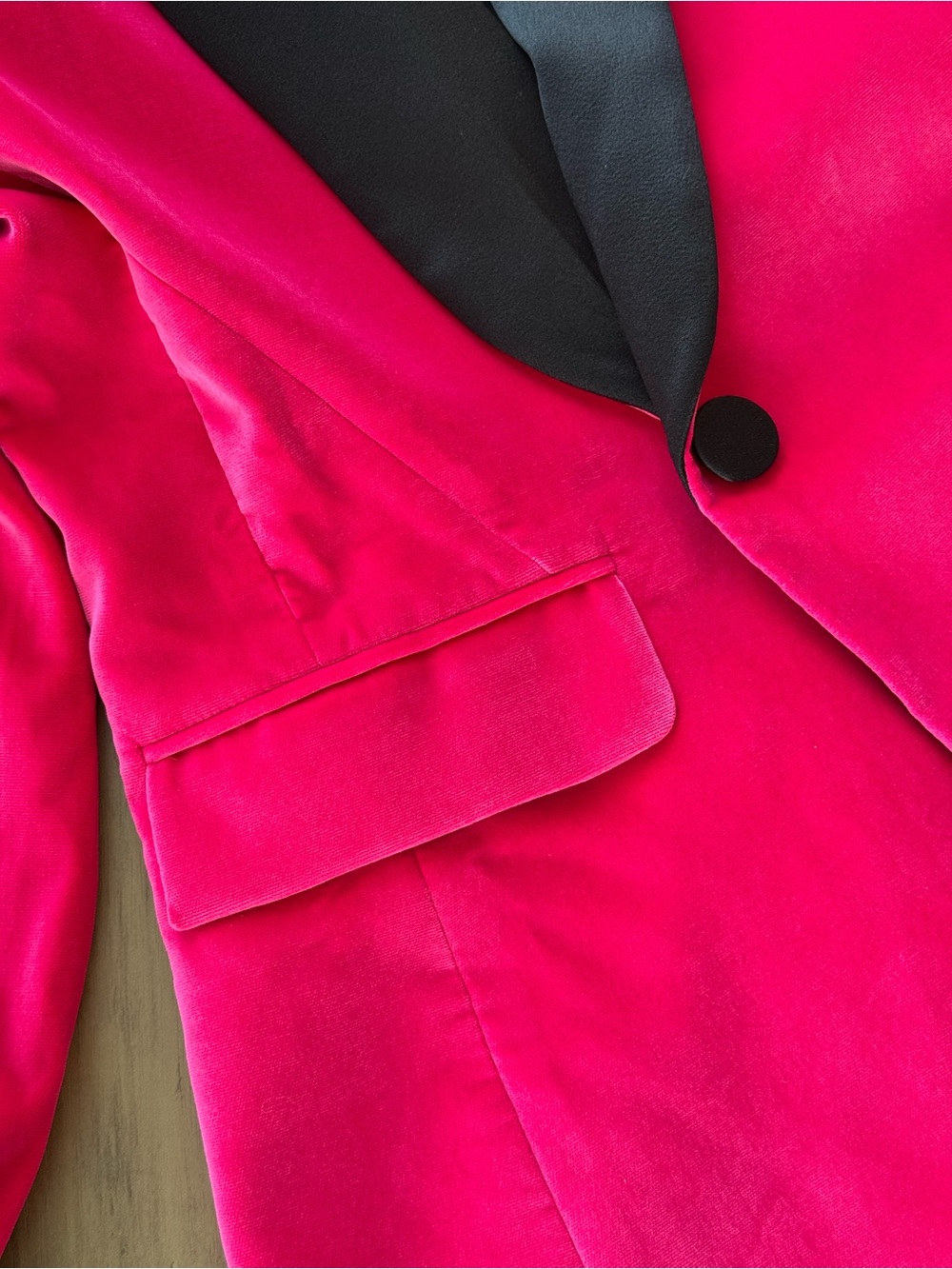 Alice + Olivia Hot Pink Velvet Blazer with Black Satin Shawl Collar - Picture 3 of 9